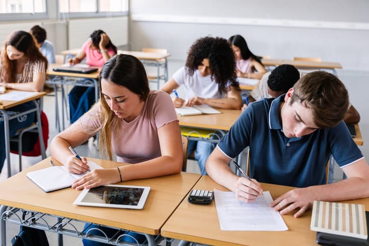 Adult Attachment and the Social Construction of Regret: Revisiting High School Experiences